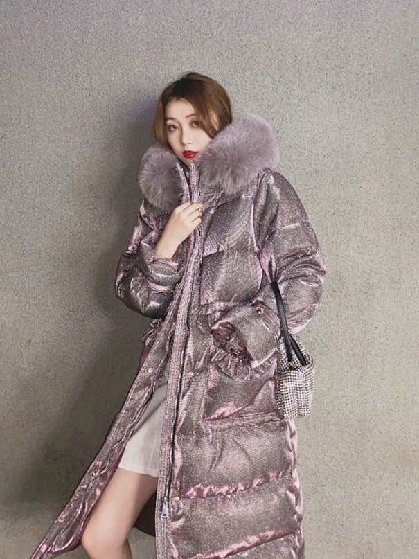 Veste longue d'hiver pour femme, matelassée, avec capuche et bordure en fourrure Surface métallique rose ancien avec éclat irisé Taille froncée XS