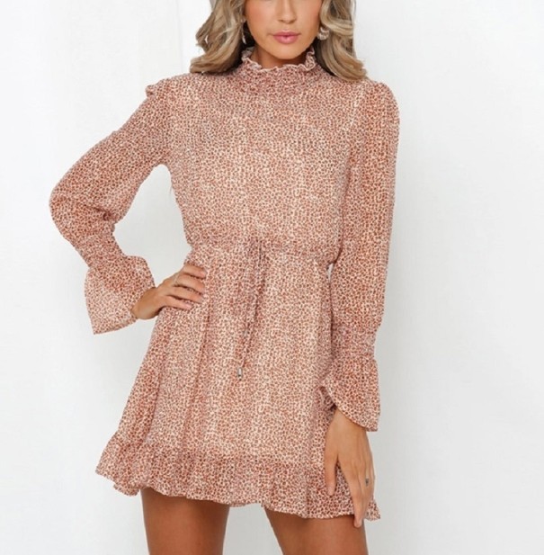 Vestido con volantes y cuello alto S