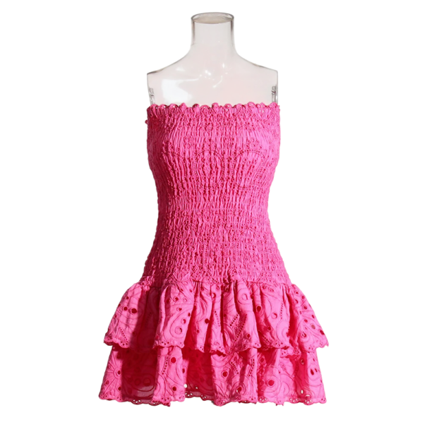 Vestido corto de verano sin tirantes, con cuerpo fruncido y falda con volantes. Detalle bordado y corte elástico para un ajuste cómodo. rosa M