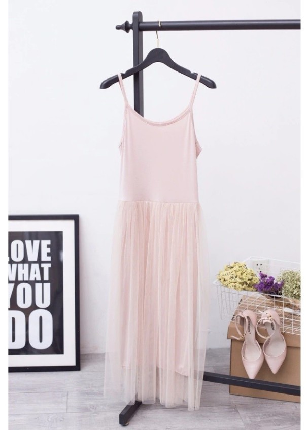 Vestido de mujer con falda de tul rosa
