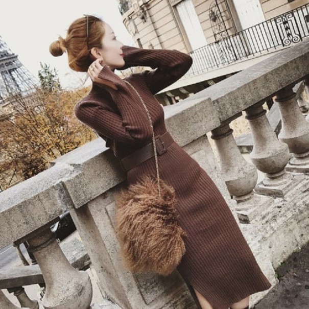 Vestido de punto otoñal con cuello alto marrón