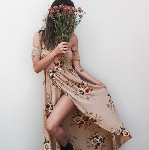Vestido de verano de mujer con flores. rosa claro M