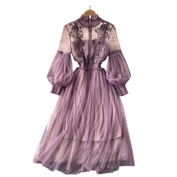 Vestido largo azul con corpiño de encaje bordado y mangas de tul. Elegante conjunto de dos piezas con una capa inferior lisa hasta la mitad de la pantorrilla. morado