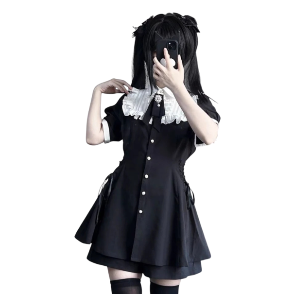 Vestido lolita gótico negro con mangas cortas Botones de perla Cuello blanco con volantes Cinta negra con broche Laterales con cordones Estilo S