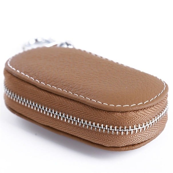 Vetoketjullinen avaimen kotelo metallikarabiinilla Pyöristetty muoto Jauhettu PU-nahka kontrastivärillä ommeltuna Mitat 9,3 x 5 x 2,8 cm vaaleanruskea