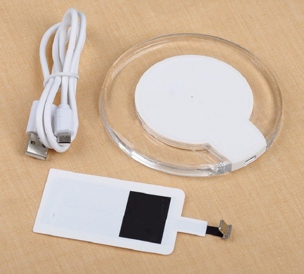 Vezeték nélküli töltő vezeték nélküli töltő vevővel az Apple iPhone készülékhez fehér