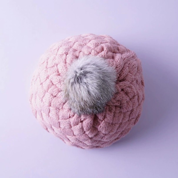 Vinterstickad mössa för barn med pompom J2473