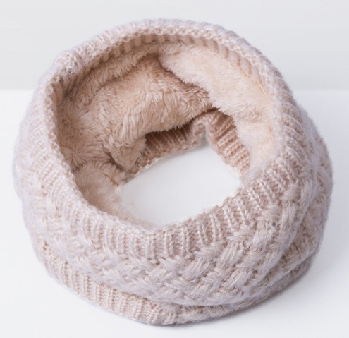 Vintertunnelscarf med päls krämfärgad
