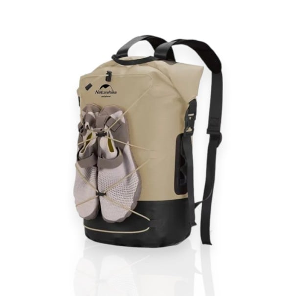 Vízálló hátizsák 30 l Rolható zár és elülső zsinór Ráfeszítve 42 x 67 cm feltekert 27 x 52 cm Nylon TPU anyagból Úszáshoz és kempingezéshez bézs