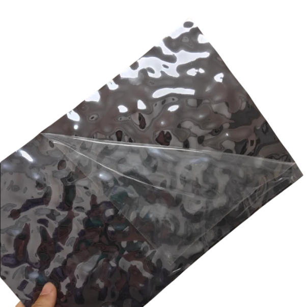 Vlnitá nástěnná dekorace 50–120 cm 3D efekt PVC Moderní plastický panel na zeď Designová interiérová dekorace šedá