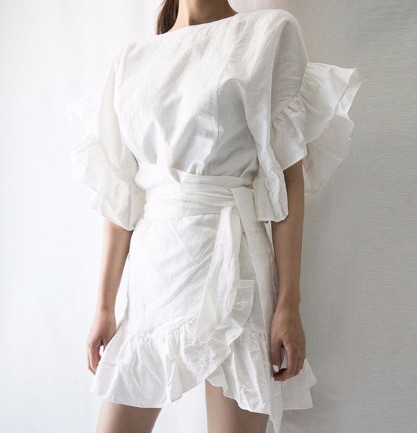 Volánkové letní mini šaty bílá