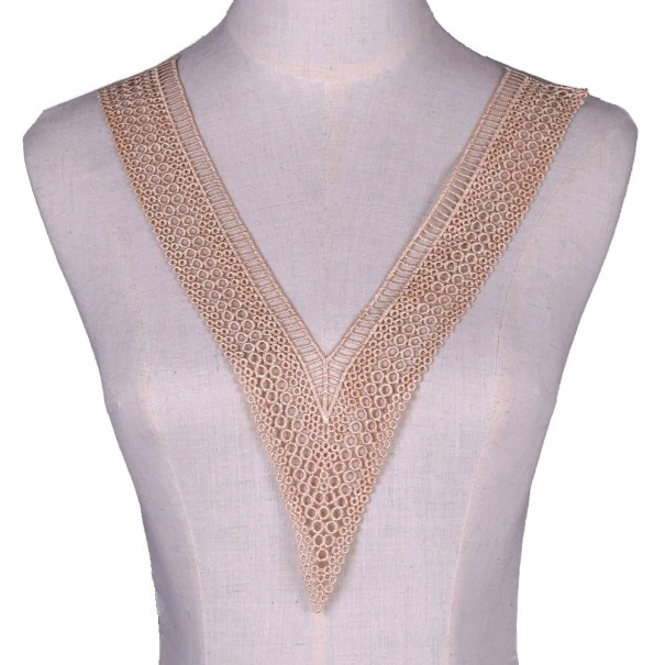 Vyšívaná krajka do V výstřihu 24 x 35 cm Polyester dekorativní krajková aplikace na šití zdobení šatů halenek oděvů textilní dekorace béžova