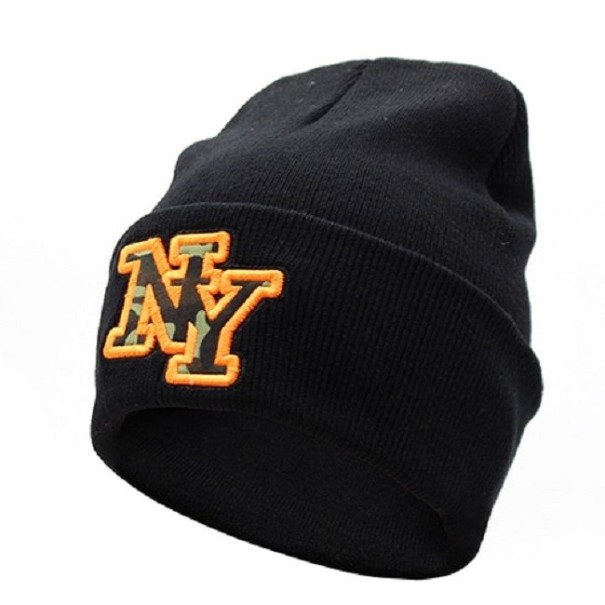 Winterliche schwarze Mütze mit NY-Schriftzug orange