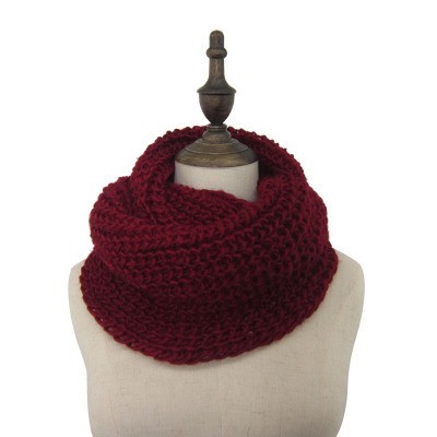 Winterlicher Strickschal weinrot