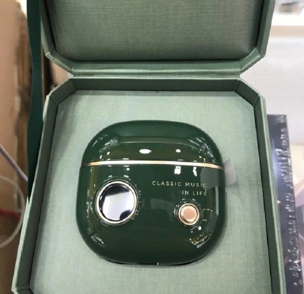 Wireless In-Ear Headphones with Microphone and Charging Case with Display Bluetooth 5.0 Music and Call Control Battery Capacity dark green