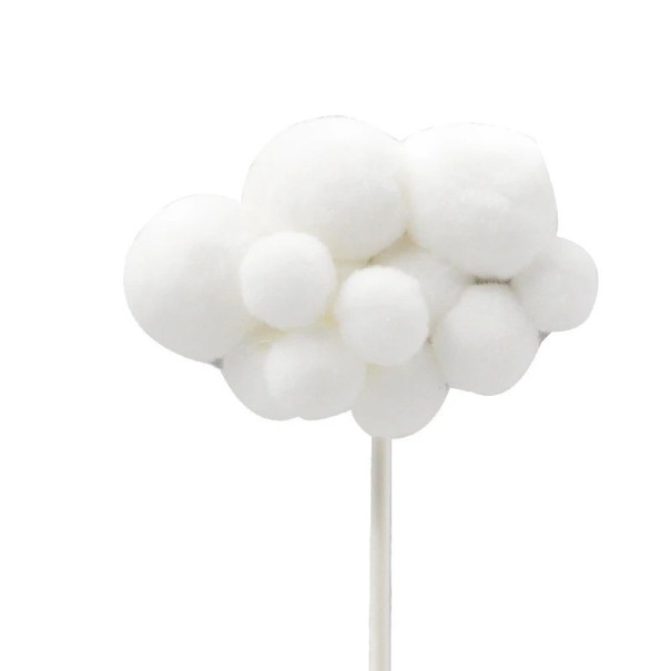 Witte taartdecoratie met een wolkenmotief. Luchtig schuimdesign voor een verjaardagstaart voor kinderen en volwassenen. 1