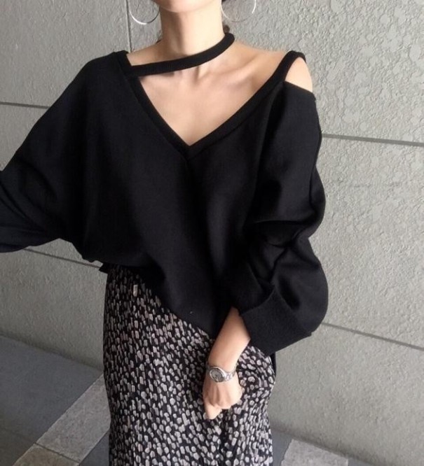 Women's Loose-Fitting Sweatshirt with Neckline black
