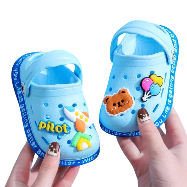 Zapatillas de goma para niños con adornos de oso y avión en 3D Zapatillas transpirables con agujeros y correa trasera Zapatillas ligeras para casa y exterior azul 26