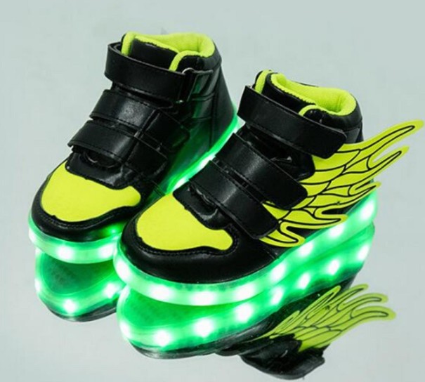 Zapatillas deportivas infantiles con luces y alas verde claro 33