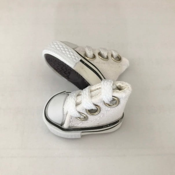 Zapatos con cordones para muñeca Pequeñas zapatillas de tela al estilo de las clásicas zapatillas de lona Dimensiones 3,5 x 2 cm Accesorio blanco