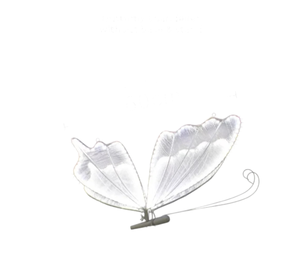 Závesný motýlí LED luster s krajkovými krídlami rozpätia 60 cm, kov a krajka, vstavaná LED svadobná dekorácia do hotelovej haly a sálu biela