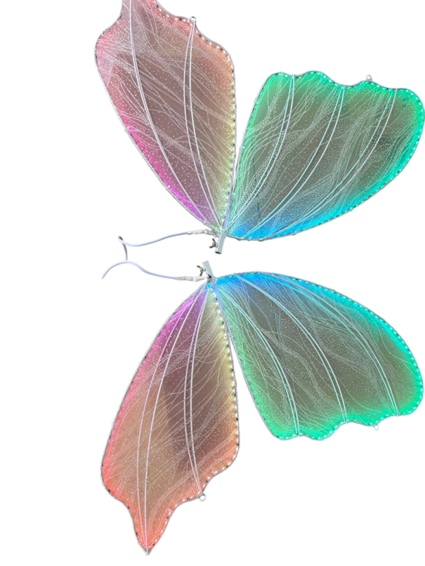 Závesný motýlí LED luster s krajkovými krídlami rozpätia 60 cm, kov a krajka, vstavaná LED svadobná dekorácia do hotelovej haly a sálu viacfarebná