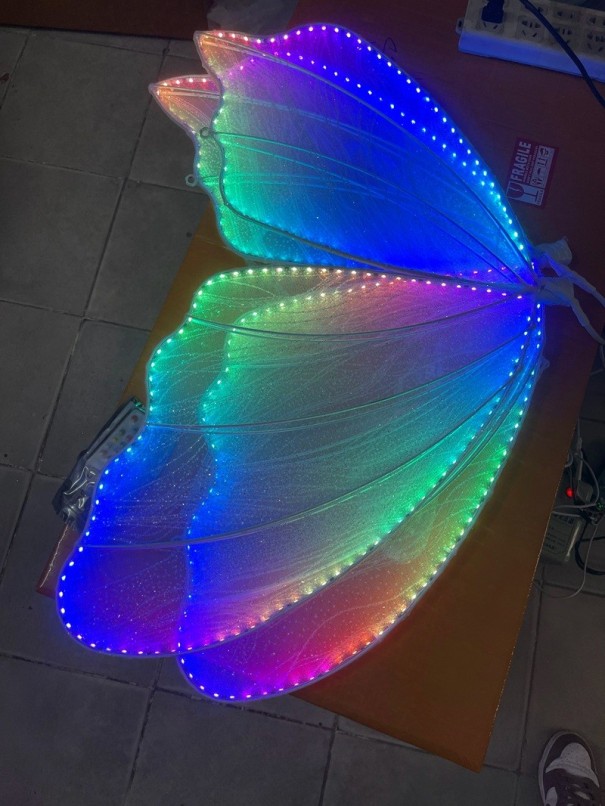 Závěsný motýlí LED lustr s krajkovými křídly rozpětí 80 cm, kov a krajka, vestavěná LED svatební dekorace do hotelové haly a sálu vícebarevná