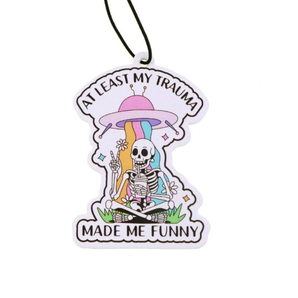 Závěsný osvěžovač vzduchu do auta s motivem kostry AT LEAST MY TRAUMA MADE ME FUNNY voňavý přívěsek bílý s potiskem 1