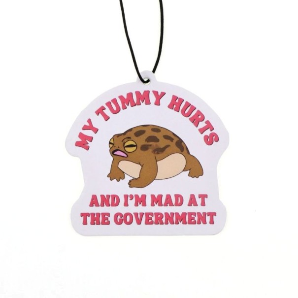 Závěsný osvěžovač vzduchu do auta žába nápis my tummy hurts and I’m mad at the government voňavý přívěsek dekorace 1