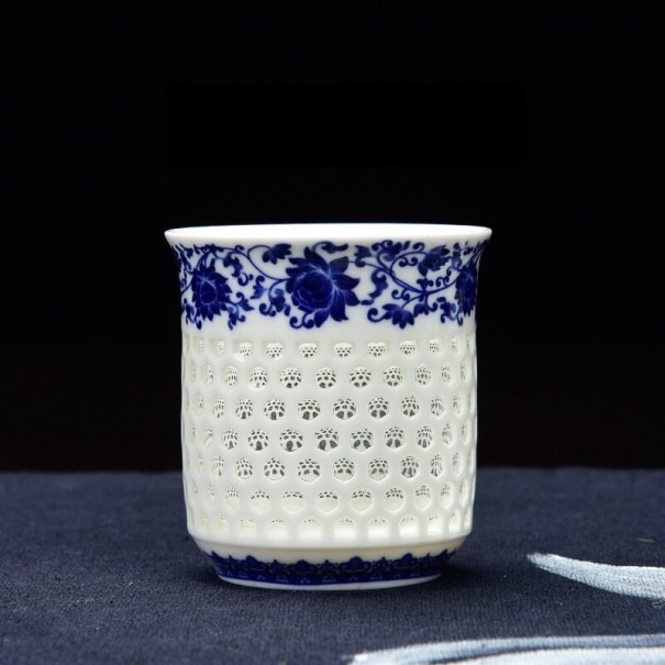 Zdobený porcelánový hrnček 1