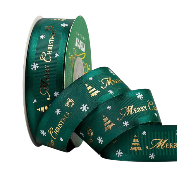 Zelená Vánoční dekorativní stuha 2,5 cm x 5 metrů se stromky, vločkami a nápisem Merry Christmas pro dárkové balení a výzdobu 1