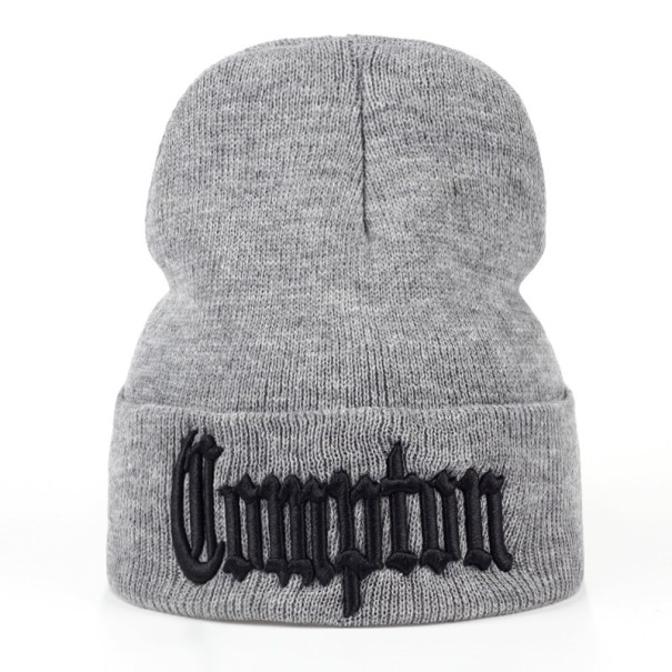 Zimná čiapka s nápisom Compton sivá
