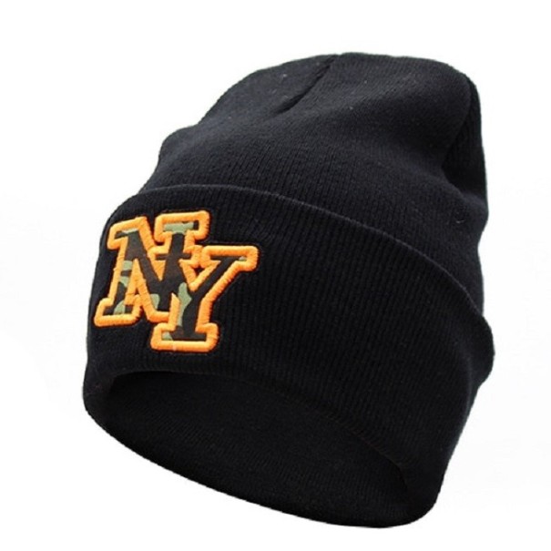 Zimní černá čepice s nápisem NY oranžová