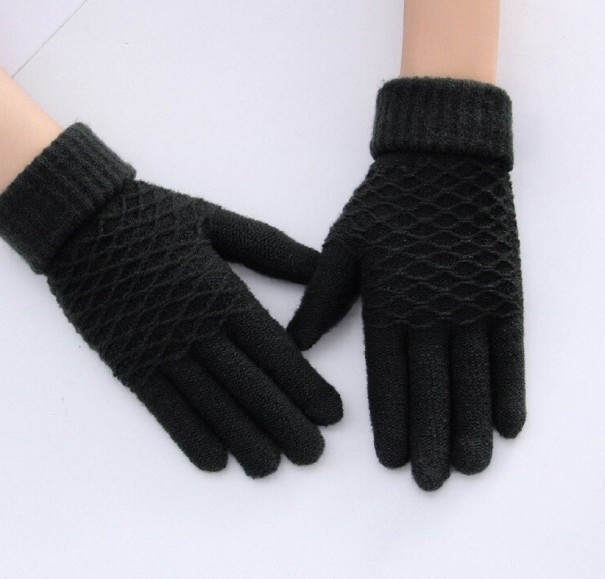 Zimowe rękawiczki damskie dotykają czarny