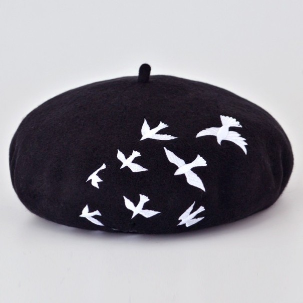 Zimowy beret damski z ptaszkami J2451 czarny