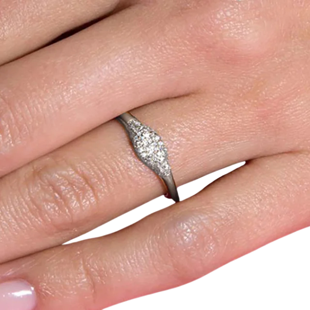 Zirkonový dámský prstýnek Měděná slitina Oválný motiv s gravírovanými kamínky Elegantní minimalistický třpytivý všestranný šperk stříbrná