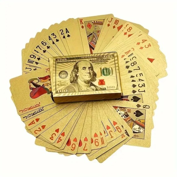 Zlaté plastové hracie karty 55 kusov s dizajnom bankovky 100 USD lesklý vodeodolný povrch a rozmer 6 x 9 cm pre poker žolíky aj kanastu 1