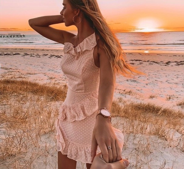 Zomerse roze jurk met één schouder