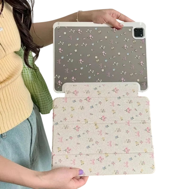 Zrcadlové pouzdro na tablet iPad Pro 11 z let 2018 a 2020 s motivem kvítků a mašliček akryl a plast se stojánkem a ochranou displeje bílá