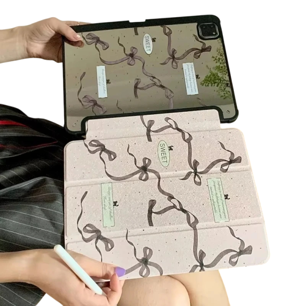 Zrcadlové pouzdro na tablet iPad Pro 11 z let 2021 a 2022 s motivem mašlí a srdíček skládací klopa akryl a plast se stojánkem černá