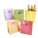 10 kpl Värikkäitä kraft-paperipusseja 23 x 15 x 8 cm Ruudullinen malli Lahjakassit juhliin festivaaleille häihin syntymäpäiville kekseille 8