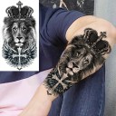 Tillfällig vattentät tatuering 11,5 x 21 cm Lejon med kunglig krona Modernt realistiskt motiv Håller upp till 15 dagar Enkel applicering 2