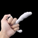 Set med 3 vita buttplugs med realistisk form och ett praktiskt korkskruvsformat handtag, storlekar S, M, L, diskret förpackning 3