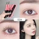 Mascara med en kam för exakt separation och framhävning av fransar, jämn applicering utan att klumpa ihop sig för en naturlig och välvårdad look 3