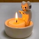 Bougeoir avec chat réchauffant ses pattes 6x6 cm support décoratif en résine 6