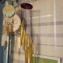 Goldenes Hänge-Windspiel 68 cm mit Aluminiumrohren und Holzelementen für den Innen- und Außenbereich 3