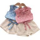 Conjunto de verano para niña con pantalones cortos beige y top con estampado floral y escote en V con lazo 4