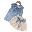 Conjunto de verano para niña con pantalones cortos beige y top con estampado floral y escote en V con lazo 5