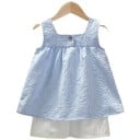 Conjunto de verano para niña Top azul con tirantes anchos y pantalones cortos blancos con fruncido Escote redondo con botón 1