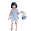Conjunto de verano para niña Top azul con tirantes anchos y pantalones cortos blancos con fruncido Escote redondo con botón 3